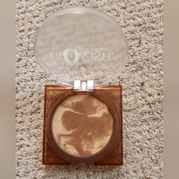 Huda Beauty bronzer - Picture 3 of 3